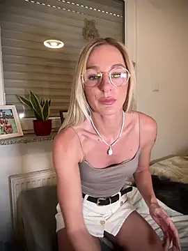 Liana Lou online show from April 2026 12:18:02 PM