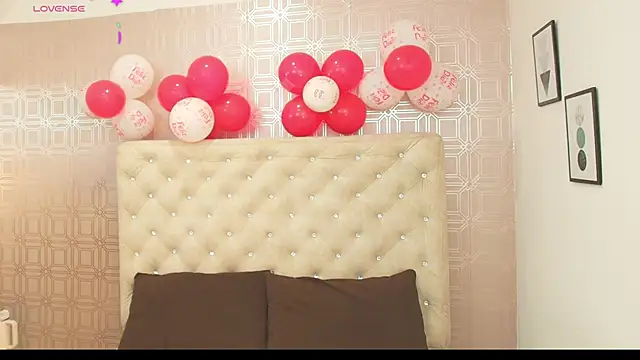 Snapshot of Sara_Desire chatting on February 2025 12:32:02 PM Sara Desire online show from February 2025 12:32:02 PM