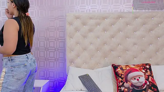 Snapshot of Sara_Desire chatting on November 2025 12:16:02 PM Sara Desire online show from November 2025 12:16:02 PM