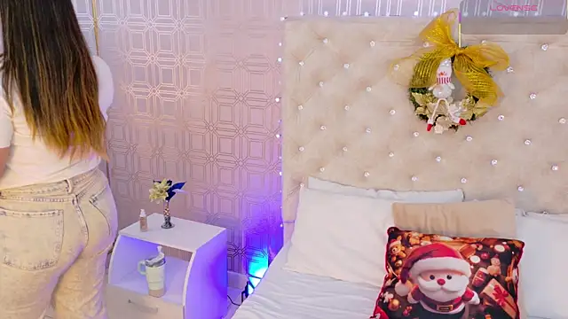 Snapshot of Sara_Desire chatting on November 2025 12:18:01 PM Sara Desire online show from November 2025 12:18:01 PM