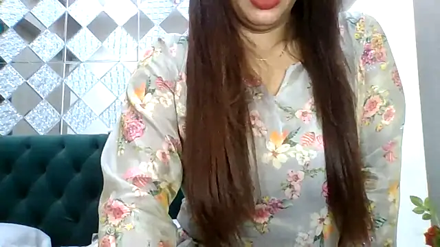 Snapshot of sparkling_queen chatting on September 2025 08:46:01 PM sparkling queen online show from September 2025 08:46:01 PM