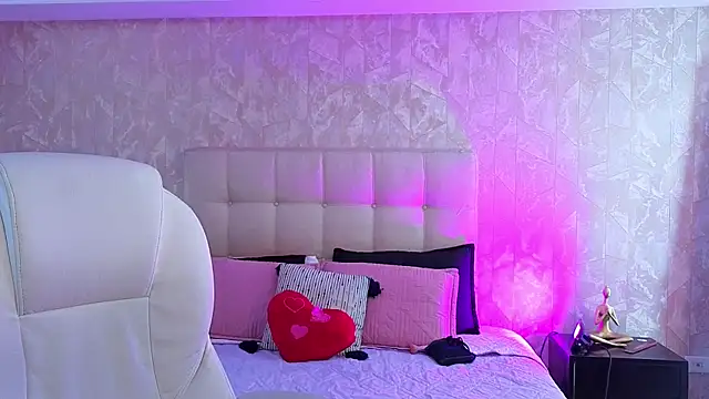 cute hollywood online show from April 2026 12:30:01 PM