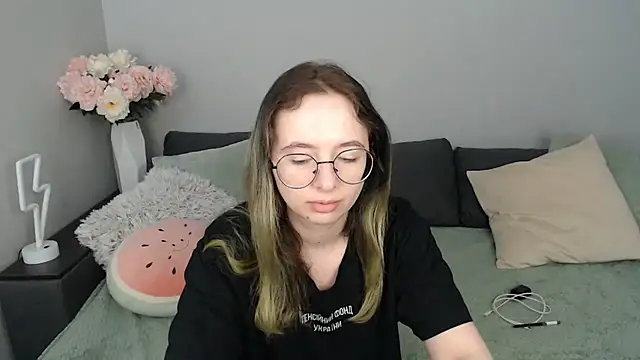 Mini Diva online show from September 2025 08:05:02 AM