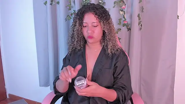 Kenia tompson01 online show from November 2025 01:07:02 PM