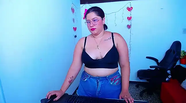 Snapshot of littleflower4you chatting on January 2025 01:24:01 AM littleflower4you online show from January 2025 01:24:01 AM
