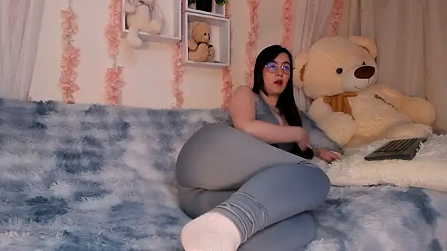 Idara and Edahi01 online show from April 2026 01:42:02 AM