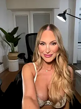 Snapshot of Lena_Blom chatting on October 2025 07:44:02 PM Lena Blom online show from October 2025 07:44:02 PM