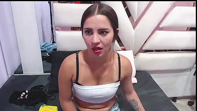 Snapshot of CooperEmma_ chatting on February 2026 02:43:01 AM CooperEmma online show from February 2026 02:43:01 AM