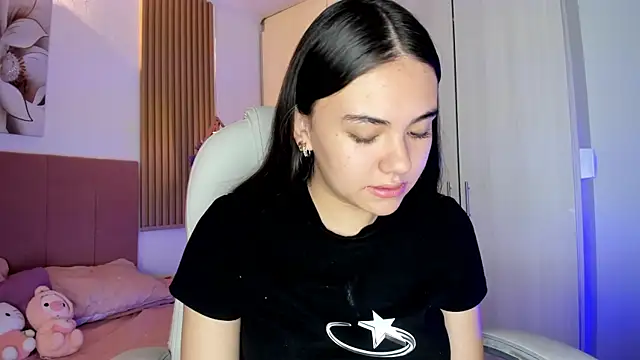 mia nevaeh online show from April 2026 05:32:01 PM