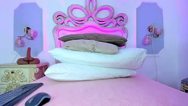 Sara  Williams online show from December 2025 03:48:01 AM