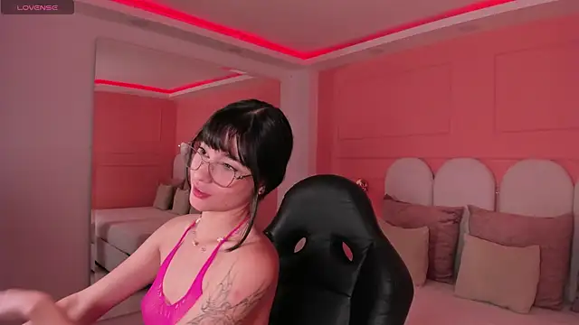 emilly williams  online show from December 2024 04:58:01 PM