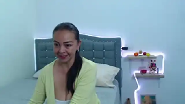 LiaDumond online show from November 2025 01:37:01 AM