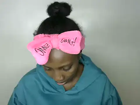 Snapshot of sweet-petite chatting on January 2025 06:35:01 PM sweet-petite online show from January 2025 06:35:01 PM