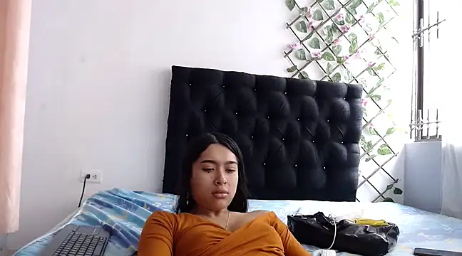 Snapshot of SweetLatiin_ chatting on February 2025 03:24:02 PM SweetLatiin online show from February 2025 03:24:02 PM