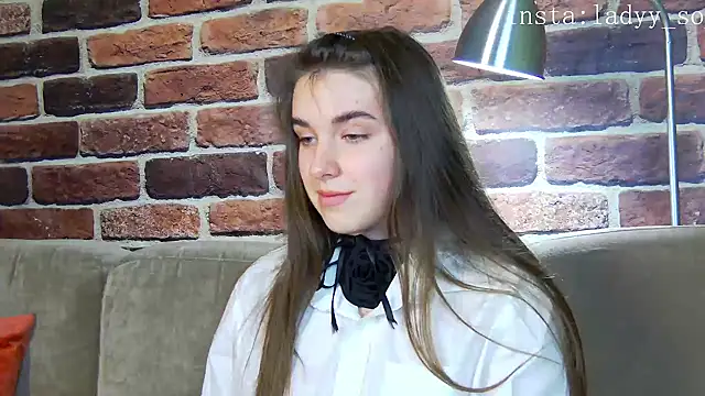 Sofia Hugs online show from November 2025 09:25:01 PM