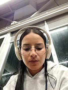 Snapshot of _vaness chatting on April 2026 05:35:01 AM vaness online show from April 2026 05:35:01 AM