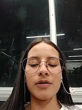 Snapshot of _vaness chatting on May 2026 05:24:01 AM vaness online show from May 2026 05:24:01 AM