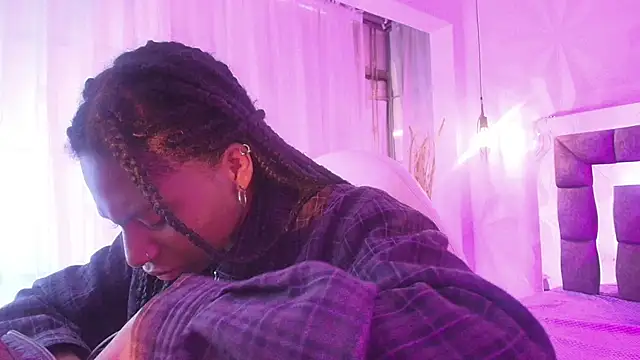 Snapshot of Queen_perla_ chatting on June 2026 12:17:01 PM Queen perla online show from June 2026 12:17:01 PM
