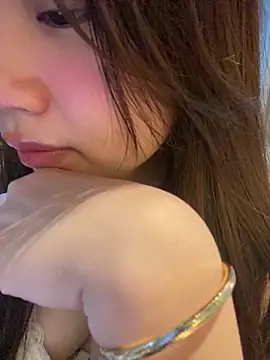 Snapshot of Hotellinh12 chatting on February 2026 12:44:02 PM Hotellinh12 online show from February 2026 12:44:02 PM