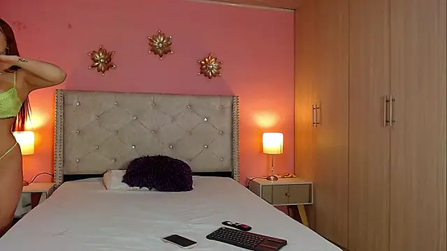 Kim and Mia online show from December 2025 04:57:01 PM