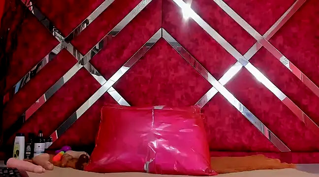 Scarlett Hot5 online show from March 2025 05:06:02 PM