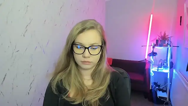 holly xglam online show from December 2025 07:21:02 PM