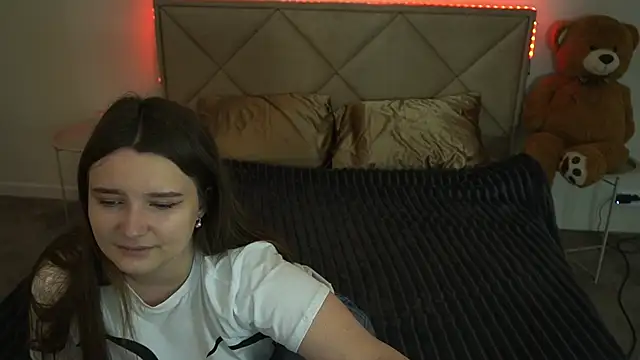 Snapshot of MagicPeachh_ chatting on May 2026 05:47:01 AM MagicPeachh online show from May 2026 05:47:01 AM
