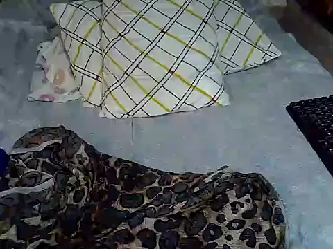 Snapshot of Queen_petite_ chatting on November 2025 07:35:02 PM Queen petite online show from November 2025 07:35:02 PM