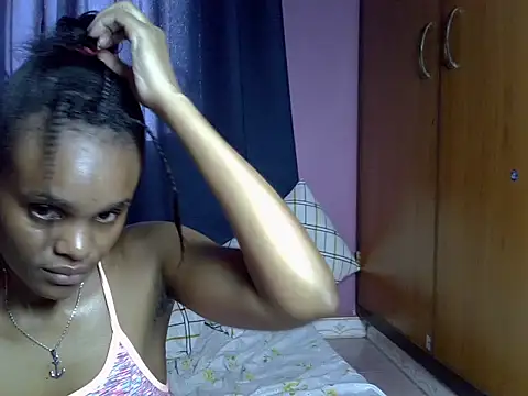 Snapshot of Queen_petite_ chatting on November 2025 04:48:02 AM Queen petite online show from November 2025 04:48:02 AM