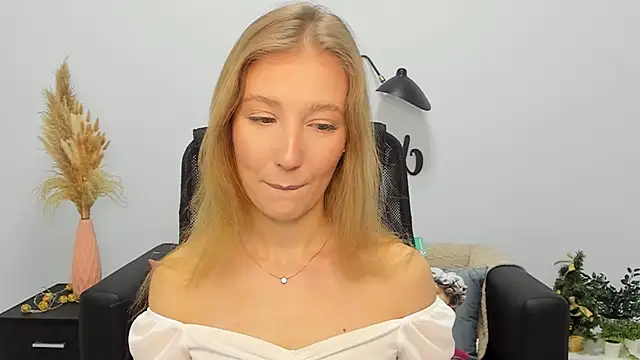 Snapshot of LolaWilsons chatting on December 2024 07:39:01 AM LolaWilsons online show from December 2024 07:39:01 AM