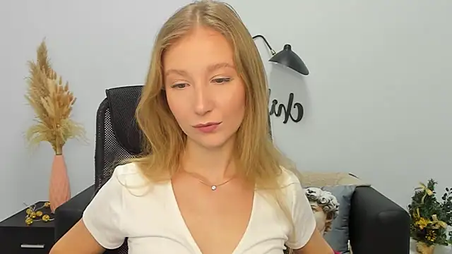 Snapshot of LolaWilsons chatting on December 2024 07:26:02 AM LolaWilsons online show from December 2024 07:26:02 AM