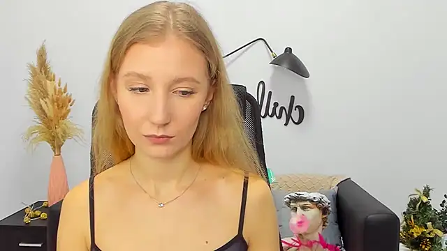 Snapshot of LolaWilsons chatting on January 2025 12:19:01 PM LolaWilsons online show from January 2025 12:19:01 PM