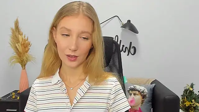 Snapshot of LolaWilsons chatting on January 2025 10:10:02 AM LolaWilsons online show from January 2025 10:10:02 AM