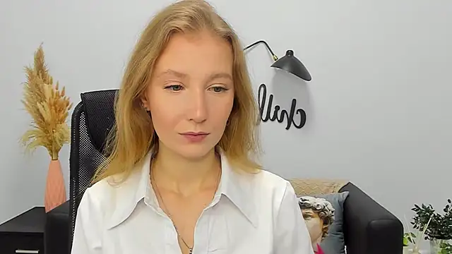 Snapshot of LolaWilsons chatting on January 2025 06:20:01 AM LolaWilsons online show from January 2025 06:20:01 AM