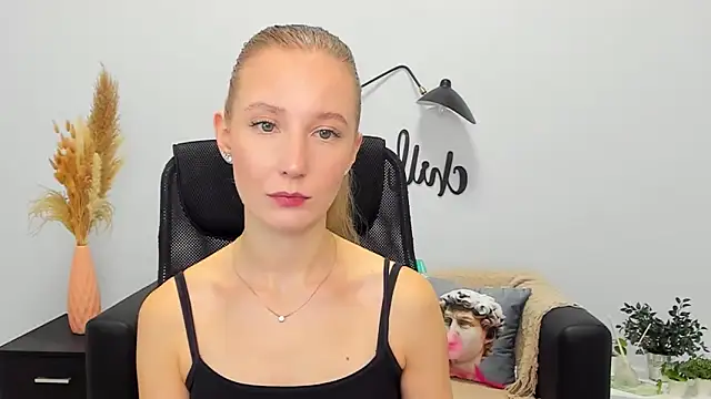 Snapshot of LolaWilsons chatting on January 2025 10:19:01 AM LolaWilsons online show from January 2025 10:19:01 AM