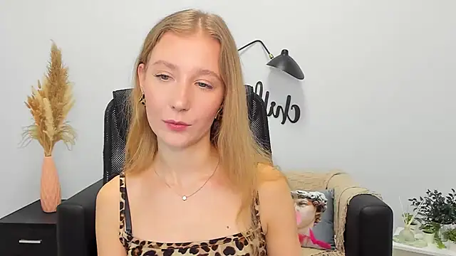 Snapshot of LolaWilsons chatting on January 2025 09:23:02 AM LolaWilsons online show from January 2025 09:23:02 AM