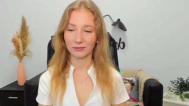 Snapshot of LolaWilsons chatting on January 2025 06:16:01 AM LolaWilsons online show from January 2025 06:16:01 AM