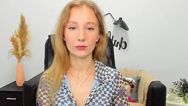 Snapshot of LolaWilsons chatting on February 2025 06:24:01 AM LolaWilsons online show from February 2025 06:24:01 AM