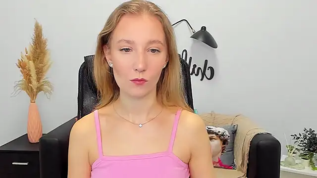 Snapshot of LolaWilsons chatting on February 2025 06:18:02 AM LolaWilsons online show from February 2025 06:18:02 AM