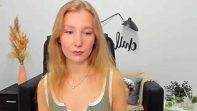 Snapshot of LolaWilsons chatting on February 2025 09:32:02 AM LolaWilsons online show from February 2025 09:32:02 AM