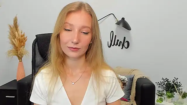 Snapshot of LolaWilsons chatting on February 2025 09:17:02 AM LolaWilsons online show from February 2025 09:17:02 AM