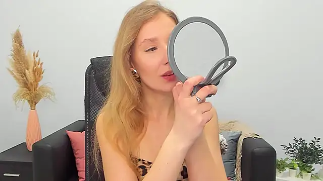 Snapshot of LolaWilsons chatting on March 2025 02:00:01 PM LolaWilsons online show from March 2025 02:00:01 PM