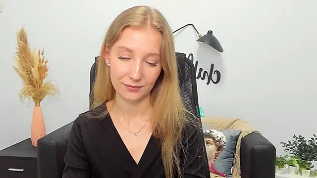 Snapshot of LolaWilsons chatting on March 2025 03:13:02 PM LolaWilsons online show from March 2025 03:13:02 PM