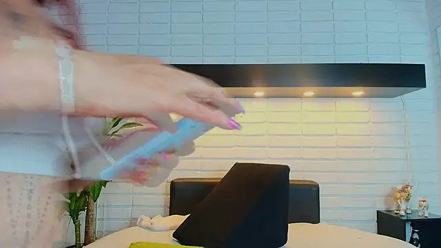 HannaBrave online show from October 2025 12:09:01 PM