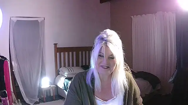 Miahotmilf online show from March 2026 07:55:02 PM