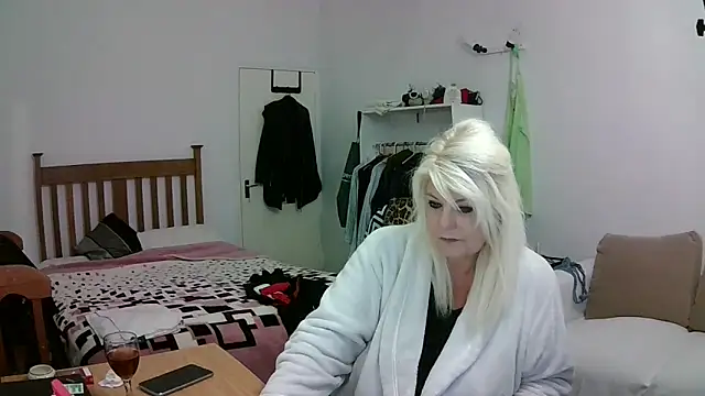 Miahotmilf online show from April 2026 05:43:02 PM