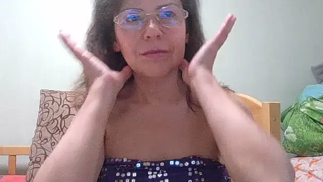 Snapshot of HollyJewel chatting on July 2026 05:33:01 PM HollyJewel online show from July 2026 05:33:01 PM