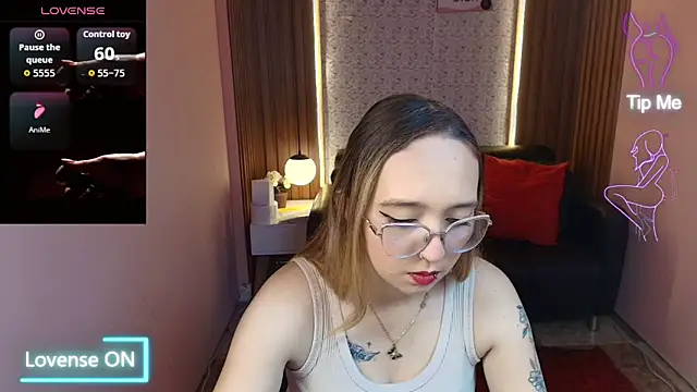 Snapshot of Liaroberts1 chatting on June 2026 01:43:02 PM Liaroberts1 online show from June 2026 01:43:02 PM
