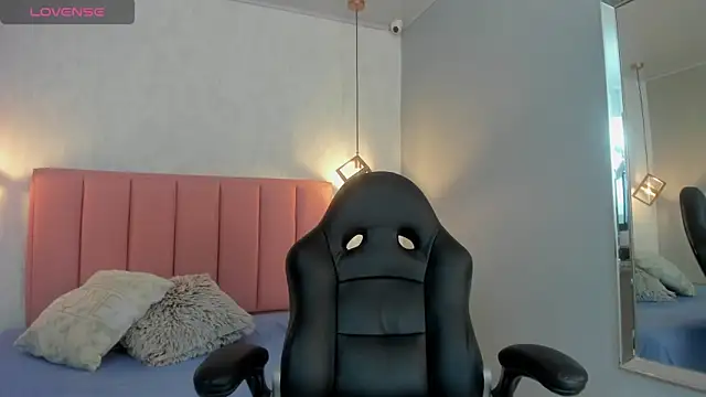 SUNNYCYRUS online show from September 2025 12:30:01 PM