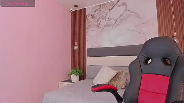 SUNNYCYRUS online show from September 2025 01:27:02 PM